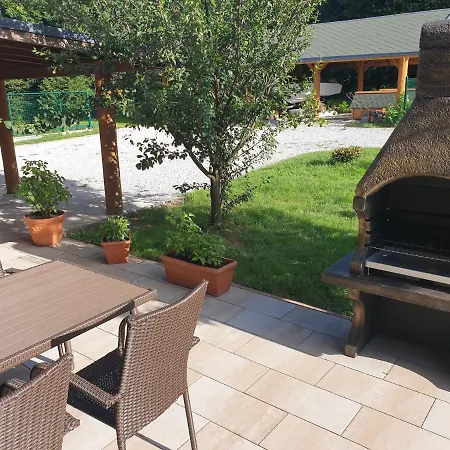 Dworek Zielonka Apartment *
