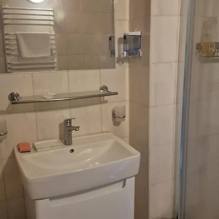 Dworek Zielonka Apartment *